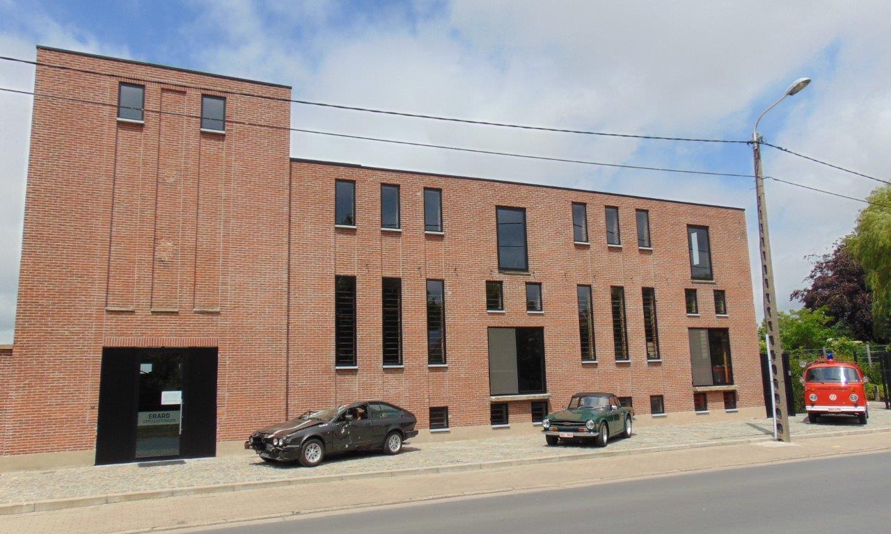 Alfa GTV Triumph TR6 VW T2 voor de gevel van Erard Verzekeringen Voorgevel verzekeringskantoor Erard met oldtimers