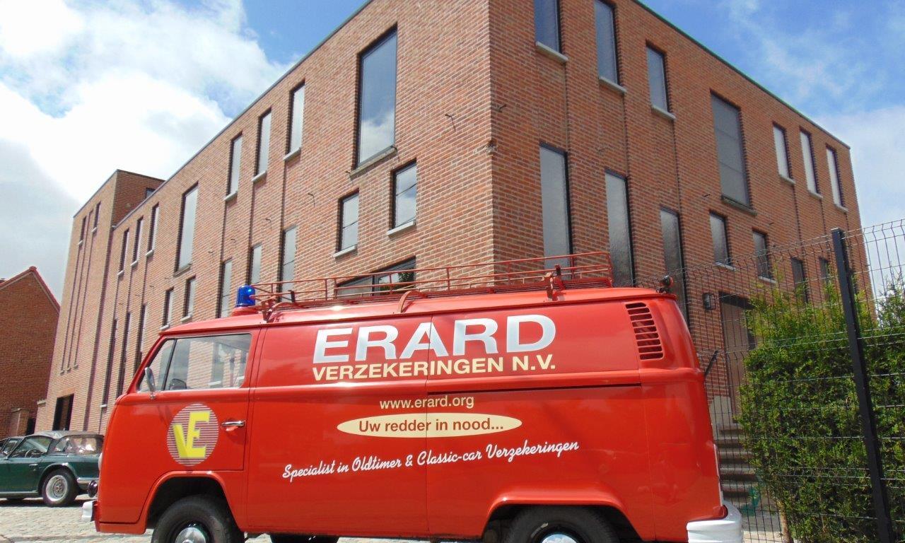 Herkent u ook de VW T2 Brandweerbus van Erard ? Vaak op oldtimerbeurzen aanwezig ! De VW T2 Brandweerwagen van Erard Verzekeringen voor de voorgevel van het verzekeringskantoor